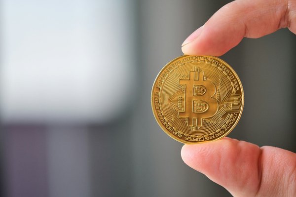 How to legally manage the issuance of digital tokens for fundraising by UK companies?